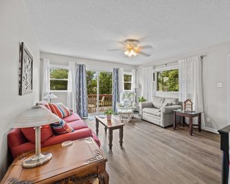 Come stay and enjoy the cozy & comfortable Frances House! - Rock Hill - Living room