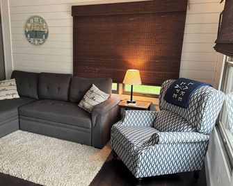 Close to Downtown and Beaches - Manistee - Sala de estar