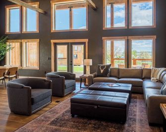 Rent 2 luxury cabins: sleep 16! Fire pits, outdoor dining, stunning skies on the edge of Cody. - Cody - Lounge
