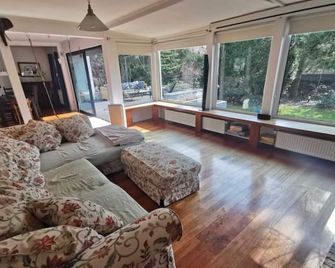 Spacious 3 Bedroom Family Oasis with Sauna, 20 min from Warsaw - Piaseczno - Pokój dzienny