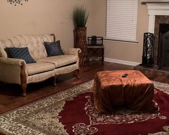 “Welcome to this charming 3bedroom home in a quiet cul-de-sac in Evans Ga. - Evans - Living room