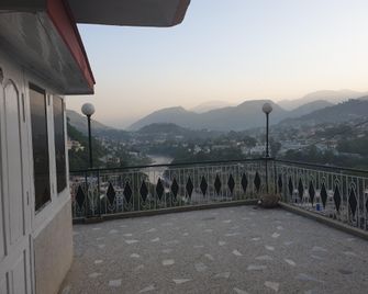 Shalimar Hotel Muzaffarabad - Muzaffarabad - Balcony