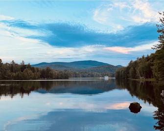 Peaceful Lakefront Chalet - Haverhill