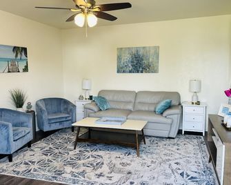 Lighthouse Inn - Hanford - Вітальня