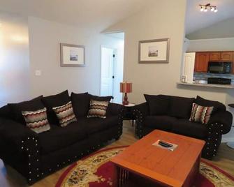 Cheerful 4 Bedroom with indoor fireplce, Fence in yard, Screen in back deck, - Southaven - Living room
