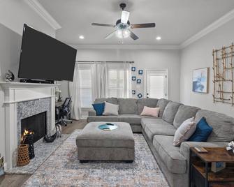 Zen House, a peaceful sanctuary in Shreveport, LA! Tv in each room - Shreveport - Living room
