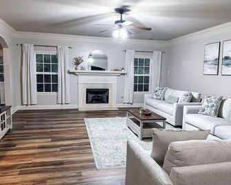 The Gathering House - Villa Rica - Wohnzimmer