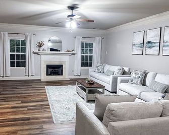 The Gathering House - Villa Rica - Wohnzimmer
