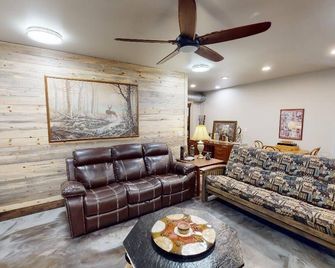 Near Mt Rushmore, Crazy Horse & Custer State Park Hot Tub Pickle Ball Court - Hill City - Living room