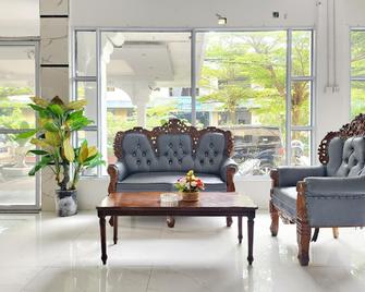 RedDoorz Near Pelabuhan Sri Bintan Pura Tanjungpinang - Tanjung Pinang - Lobby