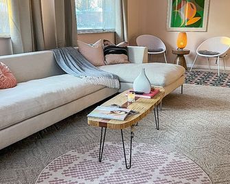 Mid-Century Palm Spring Lifestyle - Southfield - Salon