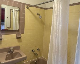 Thruway Holiday Motel - Westfield - Baño