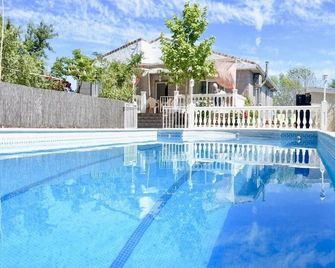 Villa with private pool, large garden and leisure activities, 20 min from Madrid - Navalcarnero - Piscina