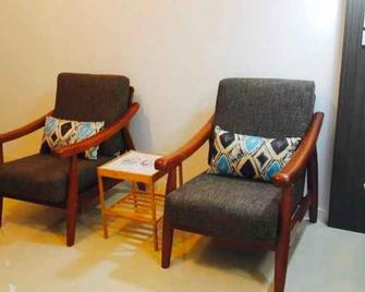 High Street Pranburi Hotel - Sam Roi Yot - Obývací pokoj