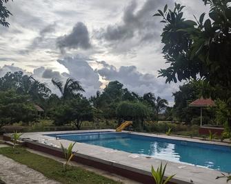 Mango Tree Farm Resort - Karjat - Bể bơi
