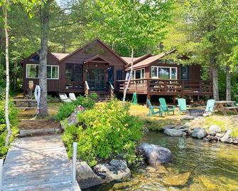 Loon Camps At Waters Edge - Two Cute Cottages Are Connected By A Screened Porch - Oquossoc - Building