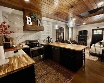 The Black Magnolia - downtown with a charming patio to enjoy - Hermann - Kitchen