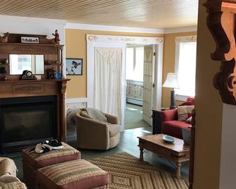 Beautiful, Private Oceanfront Cottage on Penobscot Bay - Searsport - Living room