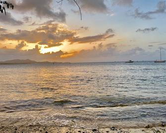 Condo with King Size Bed, near Downtown, with Ocean Views, AC, and Secured. - Christiansted - Strand