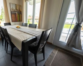 Les Chalets Baie Cascouia et Le Gîte Au Bord Du Lac - Larouche - Dining room