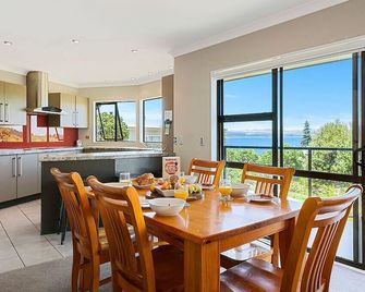 Acacia Bay Getaway - Lake Taupo Holiday Home - Acacia Bay - Dining room