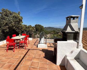 3 Bed Lodge - Sleeps 6 - Pool - Terrace - Parking - Loja - Balcón