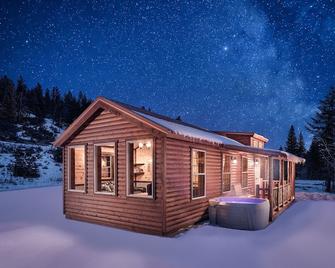 Creekside Cabin - Cute Log Cabin on Big Timber Creek in the Crazy Mountains!! - Big Timber - Edificio