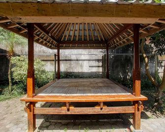 OYO Life 92829 Kos Insan Madani - Praya - Pátio