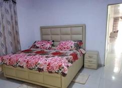 Sk Momodu Furnished Apartment - Freetown - Bedroom