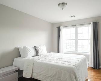 Newark Liberty Gem Brick House - Apt 3 - Newark - Bedroom