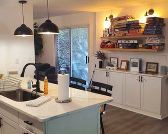 Mountain Cabin in the Woods, Near Wineries & More! - Harpers Ferry - Kitchen