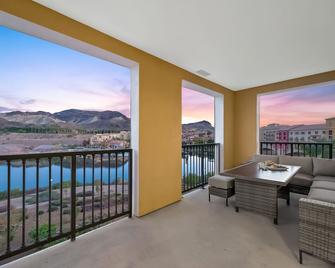 Luxury and Elegance! Panoramic views of Lake - Henderson - Balcony