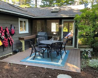 Relax & Enjoy Beautiful Views From This Cottage On the Sea - East Boothbay - Patio