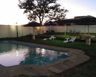 Canyon Hotel - Keetmanshoop - Piscina
