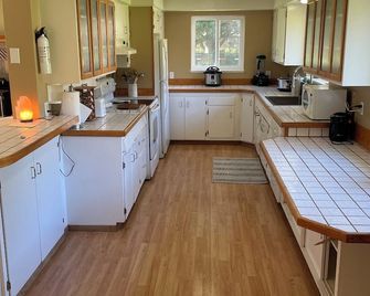 Comfortable home near the Avenue of the Giants with large pond on the Eel River. - Scotia - Kitchen