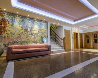 Tzaki hotel & restaurant Patras - פאטראס - לובי