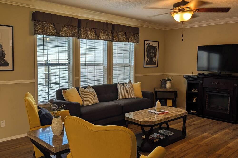 Stay at a 4-bedroom Unique Historic Landmark just outside of the city of Selma. - Selma - Salon