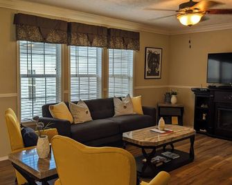 Stay at a 4-bedroom Unique Historic Landmark just outside of the city of Selma. - Selma - Living room