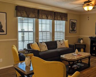 Stay at a 4-bedroom Unique Historic Landmark just outside of the city of Selma. - Selma - Salon