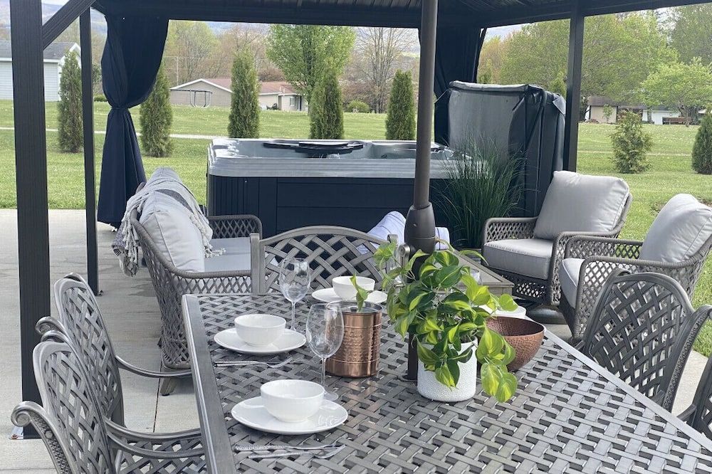 Autumn Escape Springfield House: Sleeps 8, 3br 2ba · Hot Tub Fire Pit Grill Pool
