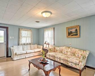 Remodeled Abingdon House w/ Spacious Yard! - Abingdon - Sala de estar