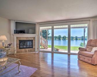 Lake House with Hot Tub - 1 Mi to Surf n Slide - Moses Lake - Living room