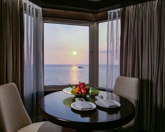 Diamond Hotel Philippines - Manila - Dining room