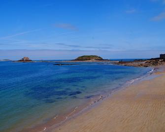 Quiet country cottage, large garden, children's games, beautiful walks, fishing. - Combourtillé - Playa