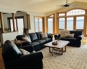 Beautiful, 5 bedroom, waterfront property on Cayuga lake! - Aurora - Sala de estar