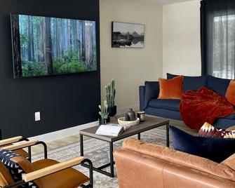 The Peninsula Cottage in Haliburton - Lakefront w/ hot tub - Eagle Lake - Sala de estar
