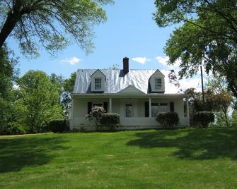 Carol's Cottage. 1/2 mile from Virginia Horse Center. 2 miles to VMI, W&L, Lex! - Lexington - Building