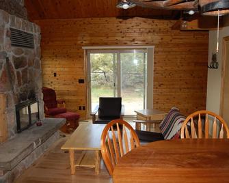 1400 Sqft Cabin 30 Miles From Yellowstone Now With Internet! - Wapiti - Salle à manger