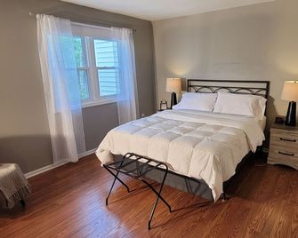 Charming 2 Bedroom 3 Bathroom Townhouse, Minutes From Saratoga Springs! - Ballston Spa - Bedroom