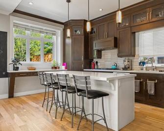 Gorgeous luxury 7 bedroom property (2 suites together as one rental) - Vancouver - Kitchen